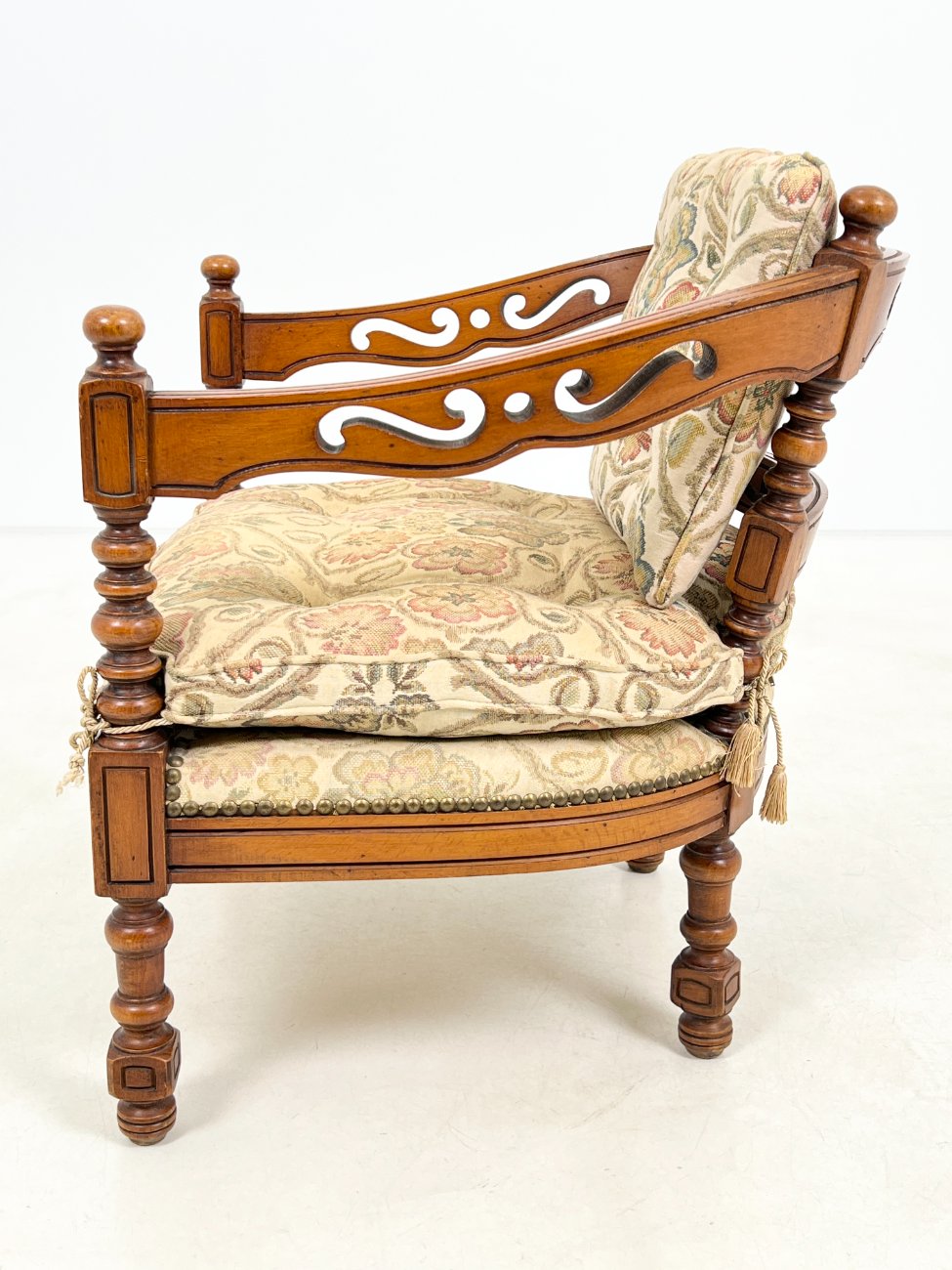 DP0274-valgomojo-kreslai-4 Drožinėtas riešutmedžio krėslas su augalų raštų gobelenu 66x65x72 cm, 40 cm