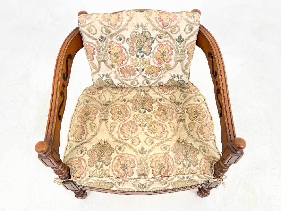 DP0274-valgomojo-kreslai-5 Drožinėtas riešutmedžio krėslas su augalų raštų gobelenu 66x65x72 cm, 40 cm