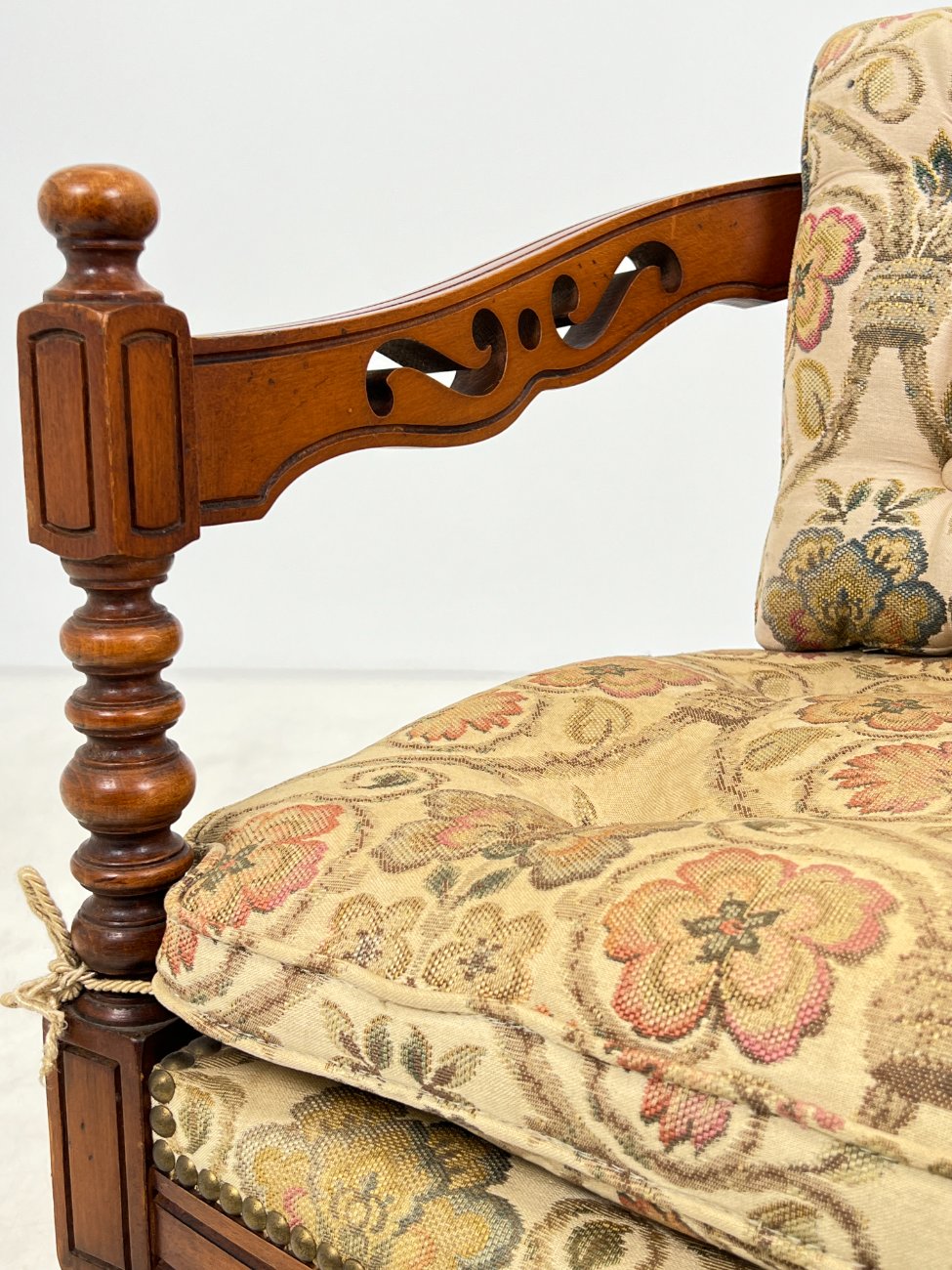 DP0274-valgomojo-kreslai-6 Drožinėtas riešutmedžio krėslas su augalų raštų gobelenu 66x65x72 cm, 40 cm