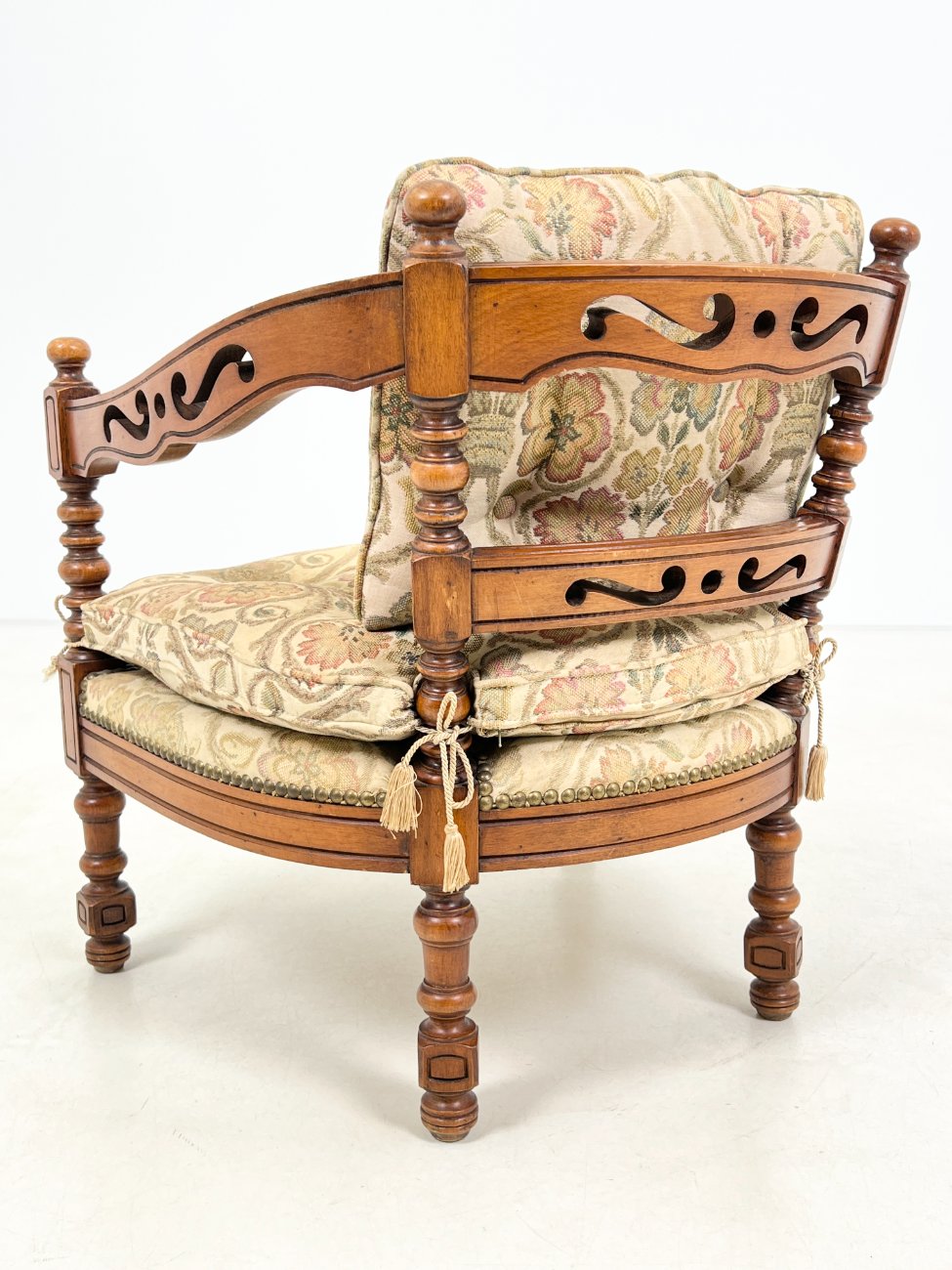 DP0274-valgomojo-kreslai-9 Drožinėtas riešutmedžio krėslas su augalų raštų gobelenu 66x65x72 cm, 40 cm