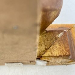 Rokoko stiliaus veidrodis aukso spalvos medžio ir gipso rėmu 13x127x197 cm