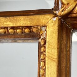 Rokoko stiliaus veidrodis aukso spalvos medžio ir gipso rėmu 13x127x197 cm