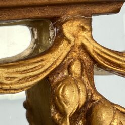 Rokoko stiliaus veidrodis aukso spalvos medžio ir gipso rėmu 13x127x197 cm