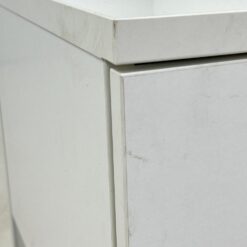 Prekybinė baltos spalvos vitrina su rakinamu stalčiumi 54×100,5×183 cm