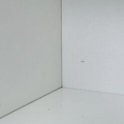 Prekybinė baltos spalvos vitrina su rakinamu stalčiumi 54×100,5×183 cm