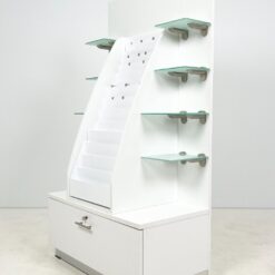 Prekybinė baltos spalvos vitrina su rakinamu stalčiumi 54×100,5×183 cm