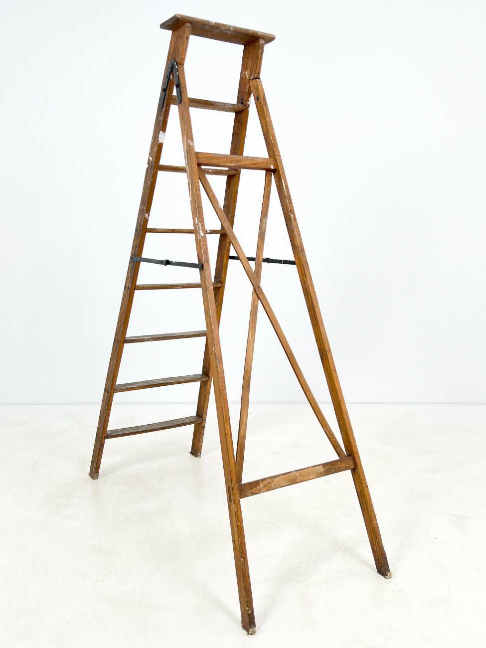 HN1455-irankiai-prietaisai-11 Vintažinės medinės dvipusės kopėčios 132x53x175,5 cm