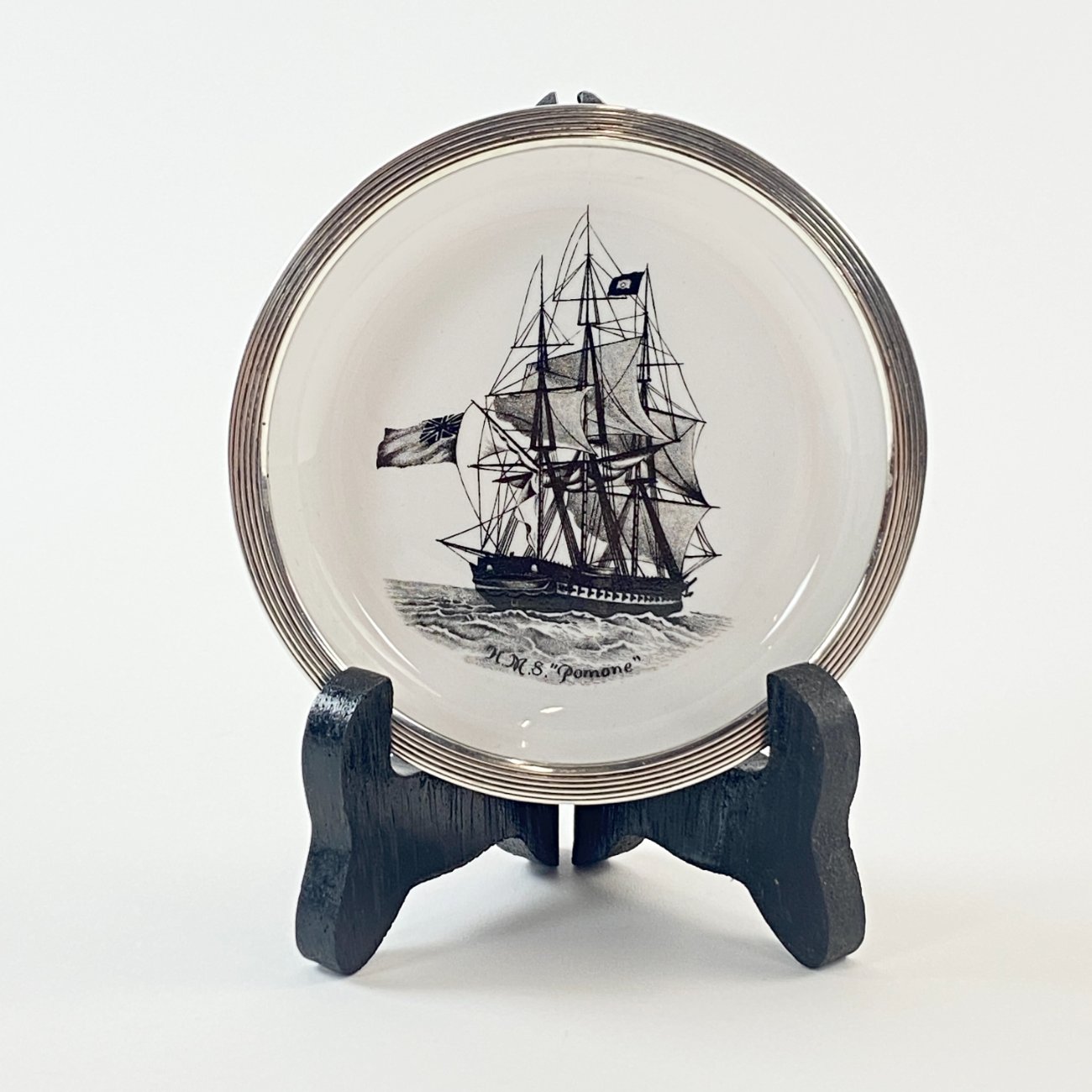 HN1470-dekoratyvines-lekstes-0 Porcelianinė Spode lėkštutė su 925 prabos sidabro apvadu 10,5×10,5×1,5 cm