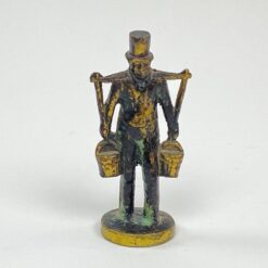 Žalvarinė suvenyrinė Hamburgo statulėlė “Der Hummelbrunnen” 2,5x3x7 cm