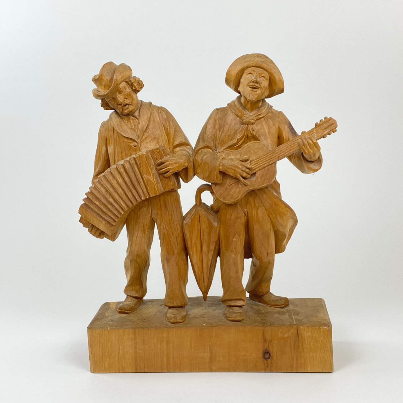 HN1491-kitokios-skulpturos-0 Medinė dviejų vyrų su muzikiniais instrumentais statula 10,5x30x38 cm