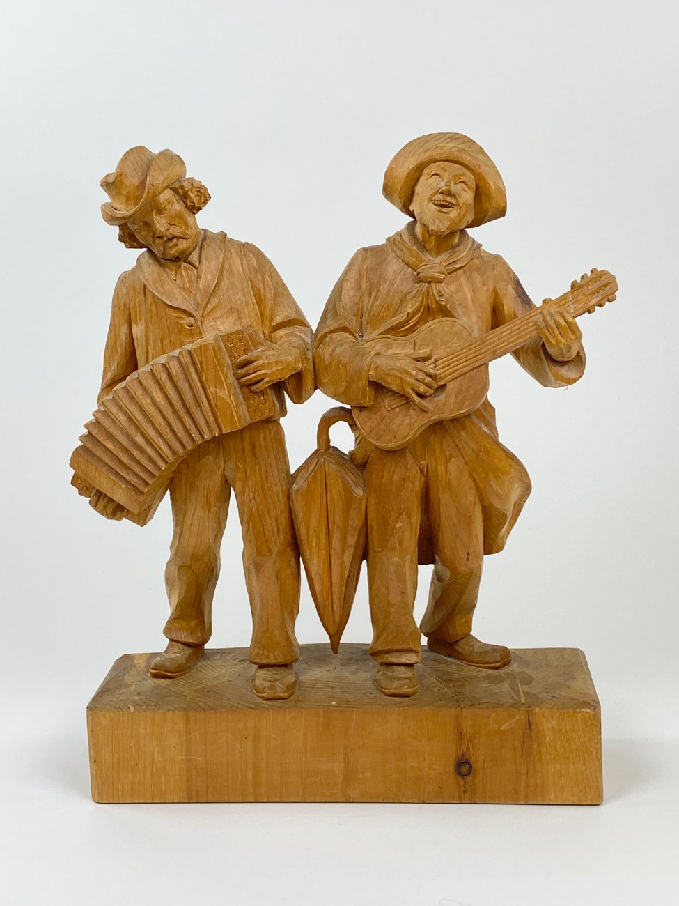 HN1491-kitokios-skulpturos-1 Medinė dviejų vyrų su muzikiniais instrumentais statula 10,5x30x38 cm