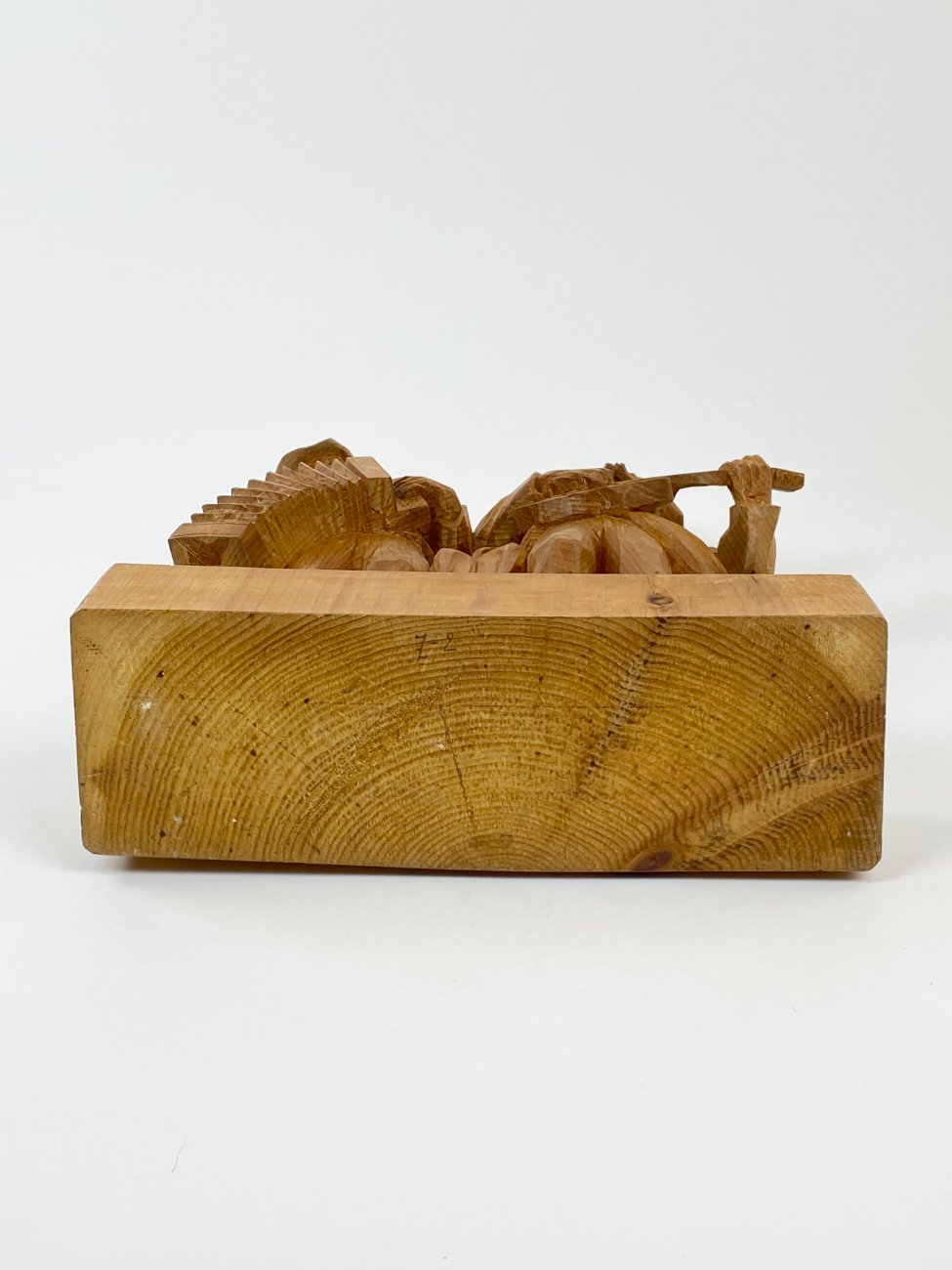 HN1491-kitokios-skulpturos-10 Medinė dviejų vyrų su muzikiniais instrumentais statula 10,5x30x38 cm