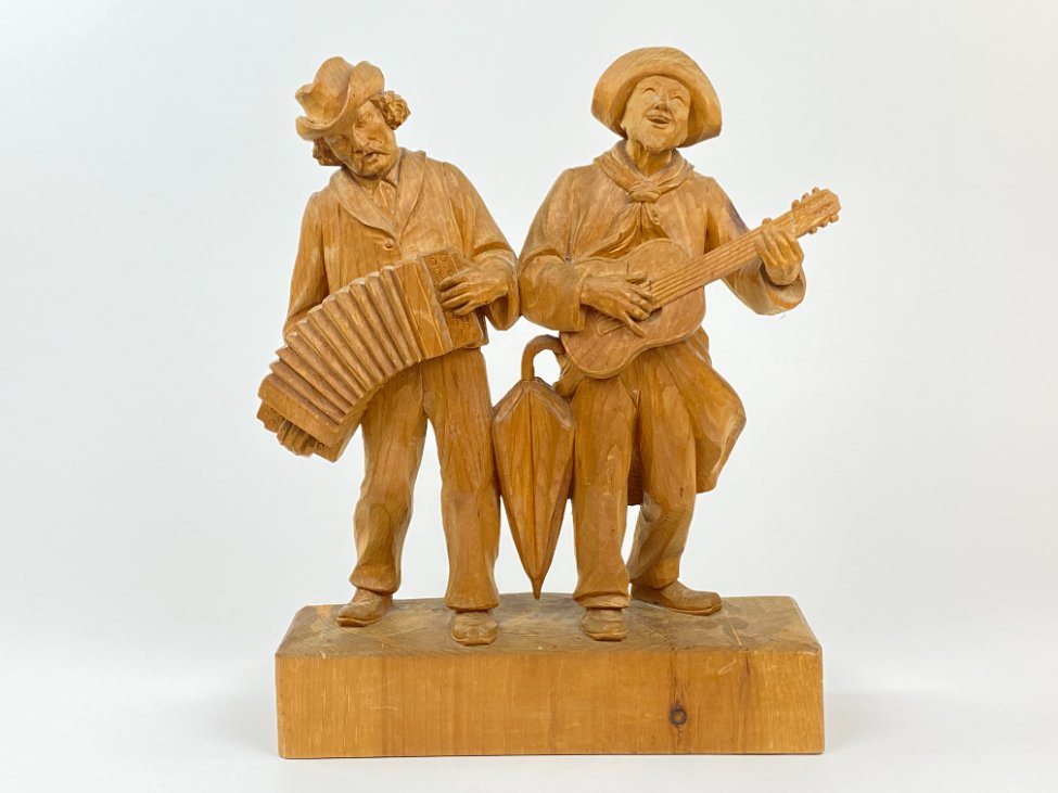 HN1491-kitokios-skulpturos-2 Medinė dviejų vyrų su muzikiniais instrumentais statula 10,5x30x38 cm