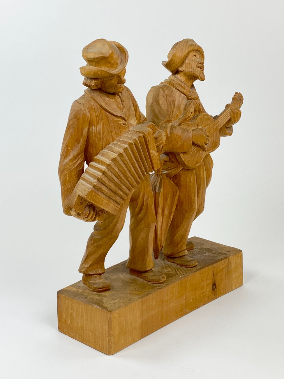 HN1491-kitokios-skulpturos-3 Medinė dviejų vyrų su muzikiniais instrumentais statula 10,5x30x38 cm