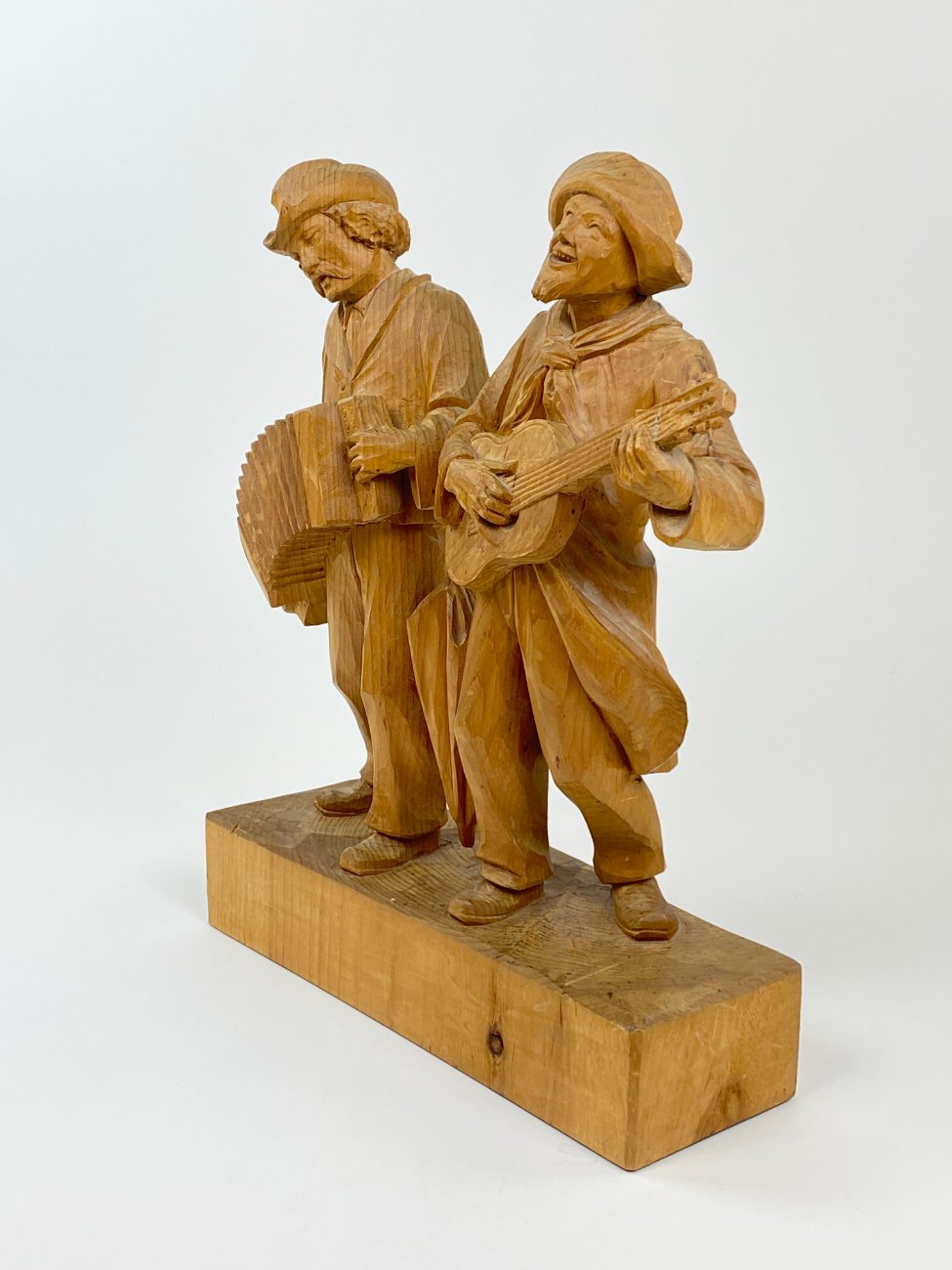 HN1491-kitokios-skulpturos-4 Medinė dviejų vyrų su muzikiniais instrumentais statula 10,5x30x38 cm