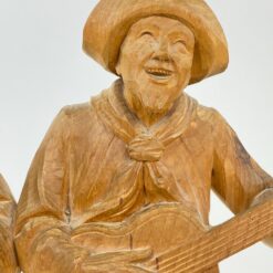 Medinė dviejų vyrų su muzikiniais instrumentais statula 10,5x30x38 cm