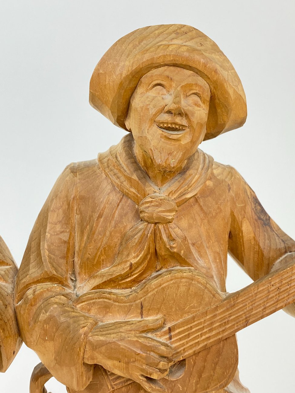 HN1491-kitokios-skulpturos-5 Medinė dviejų vyrų su muzikiniais instrumentais statula 10,5x30x38 cm