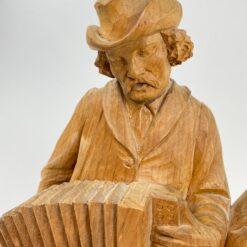 Medinė dviejų vyrų su muzikiniais instrumentais statula 10,5x30x38 cm