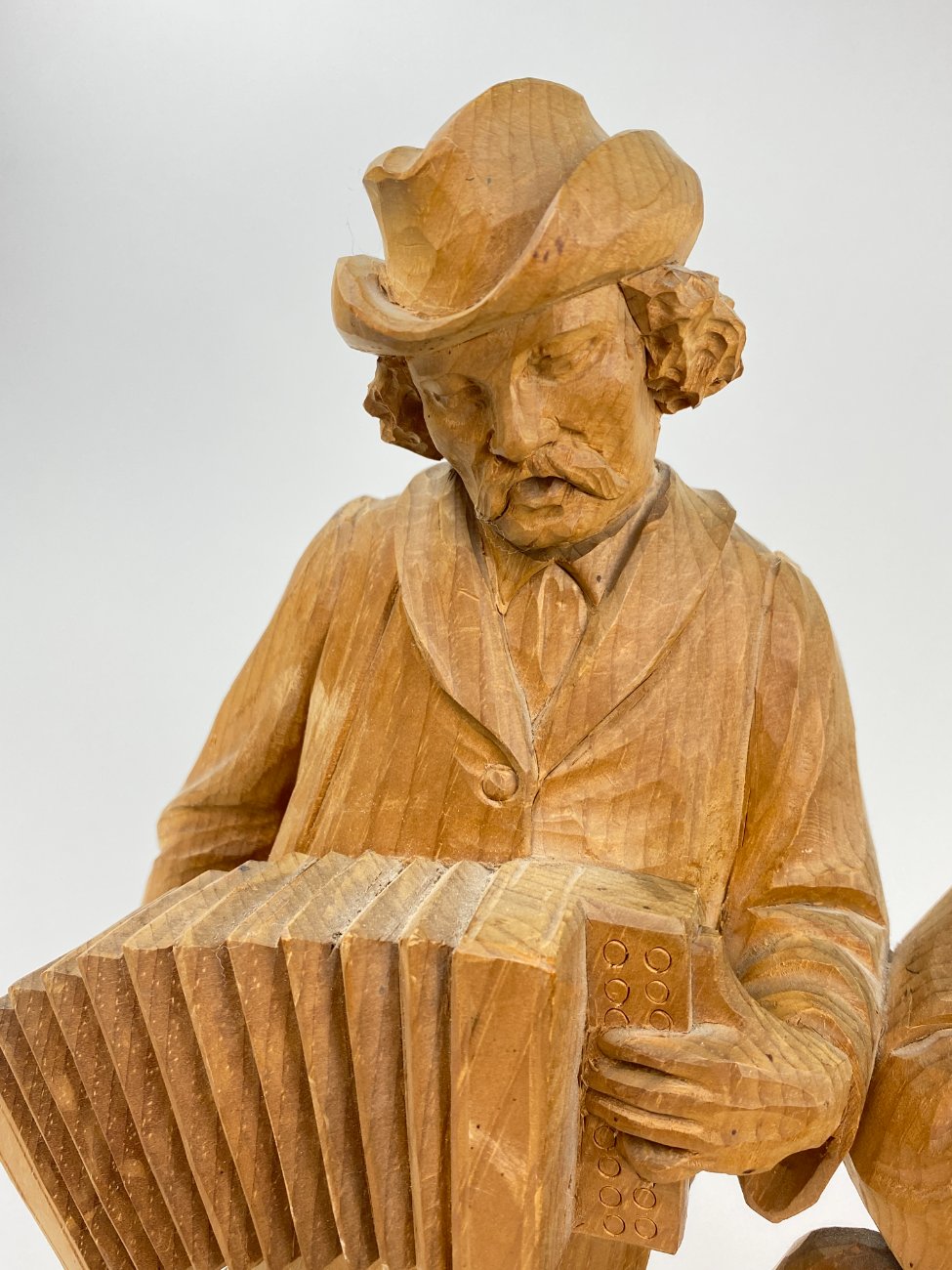 HN1491-kitokios-skulpturos-6 Medinė dviejų vyrų su muzikiniais instrumentais statula 10,5x30x38 cm