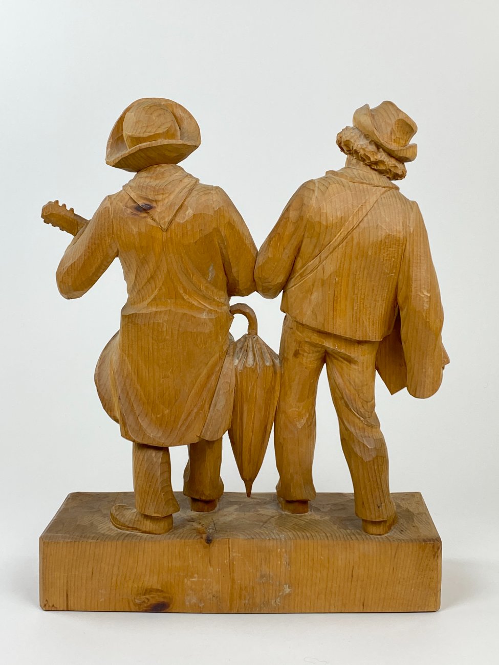 HN1491-kitokios-skulpturos-7 Medinė dviejų vyrų su muzikiniais instrumentais statula 10,5x30x38 cm