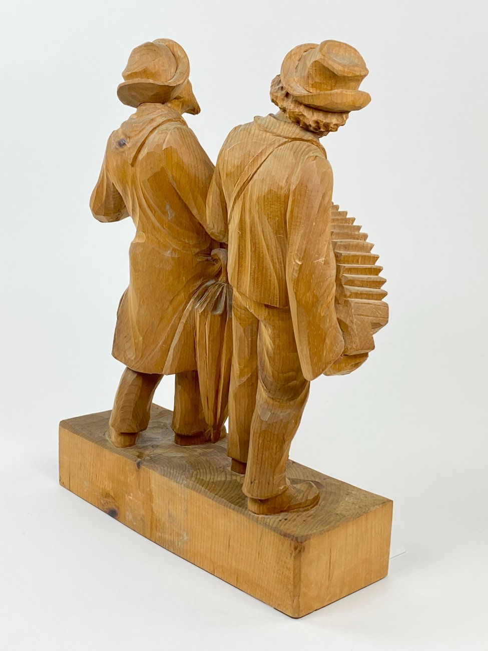 HN1491-kitokios-skulpturos-9 Medinė dviejų vyrų su muzikiniais instrumentais statula 10,5x30x38 cm