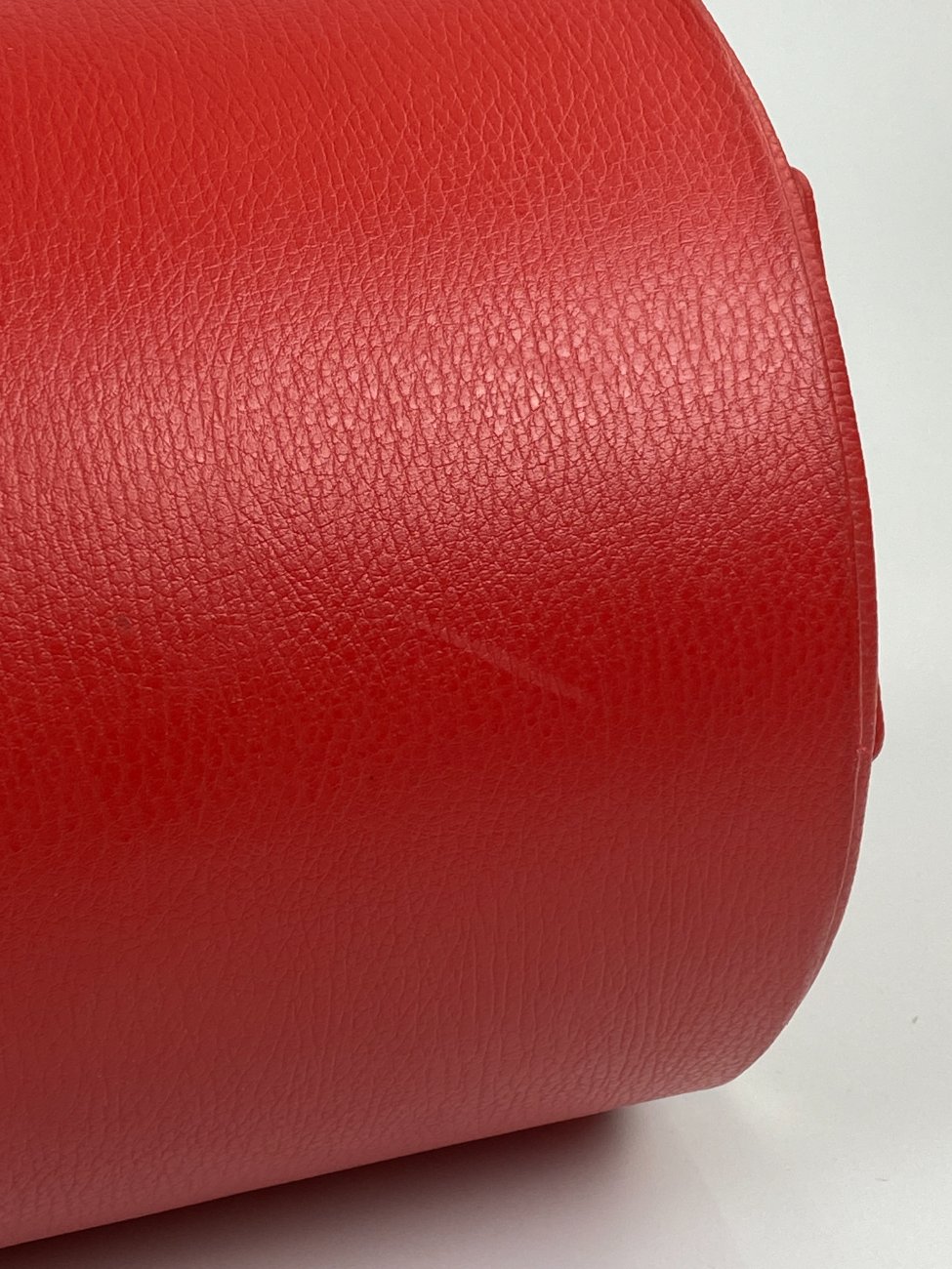 HN1496-lagaminai-11 Raudonos spalvos rakinamas eko odos lagaminas cilindrinei skrybėlei 26x28x32 cm
