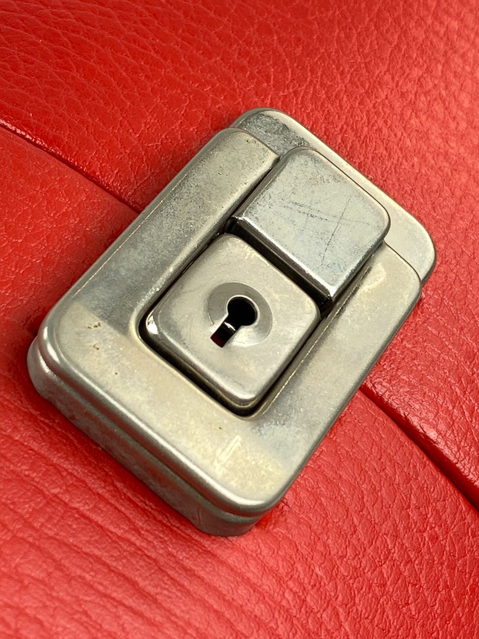 HN1496-lagaminai-12 Raudonos spalvos rakinamas eko odos lagaminas cilindrinei skrybėlei 26x28x32 cm