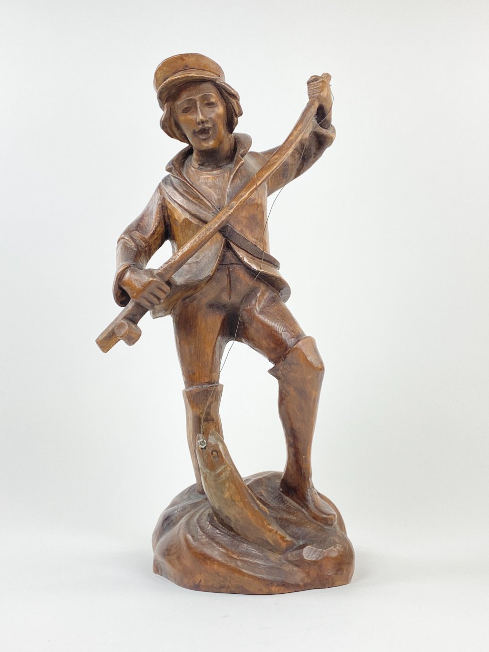 HN1497-kitokios-skulpturos-1 Medinė statula “Žvejys” 15x18x40 cm