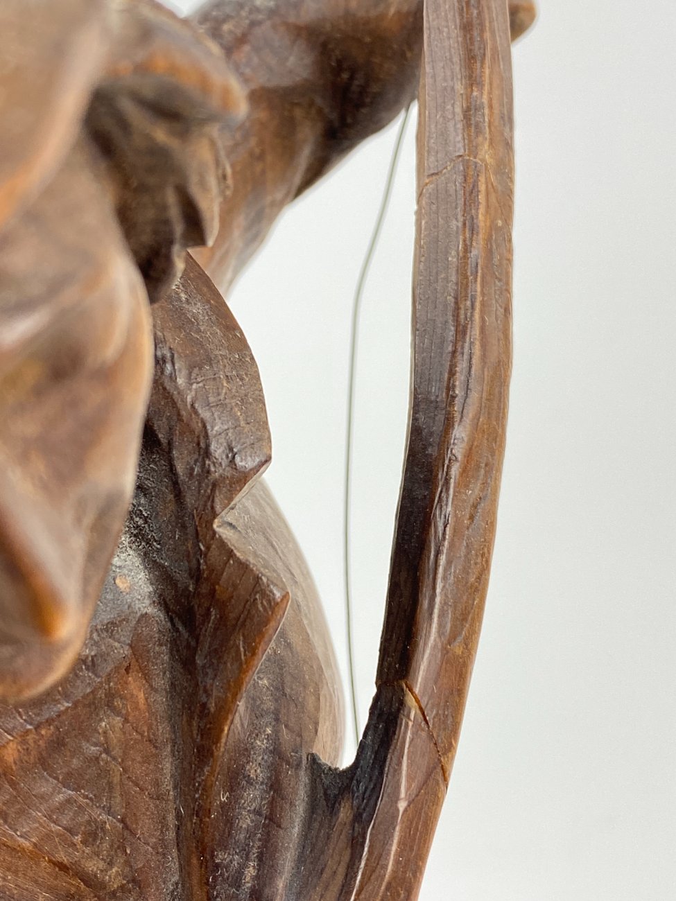 HN1497-kitokios-skulpturos-10 Medinė statula “Žvejys” 15x18x40 cm