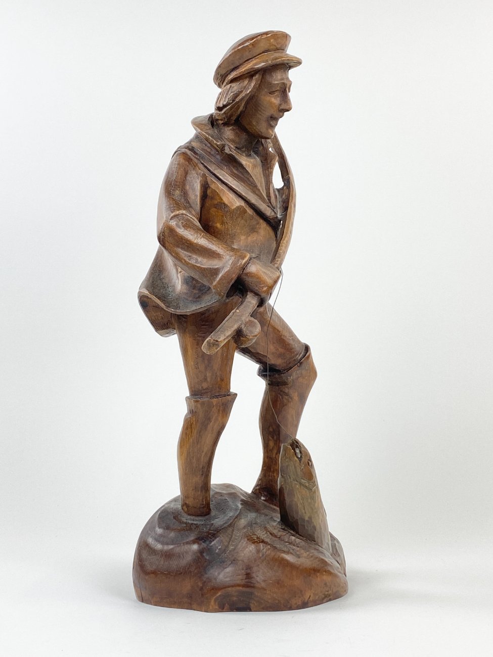 HN1497-kitokios-skulpturos-3 Medinė statula “Žvejys” 15x18x40 cm