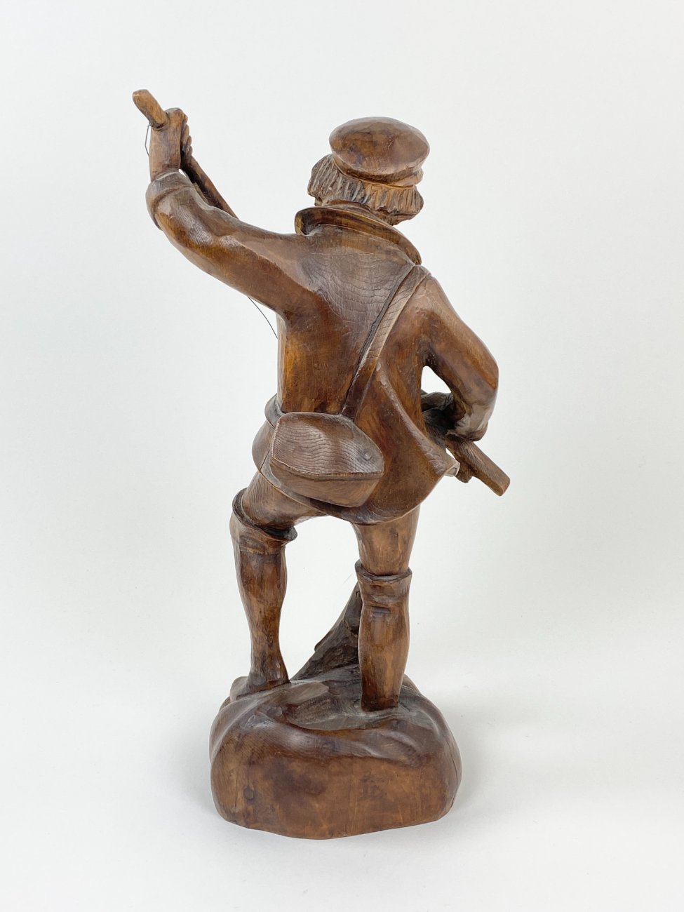 HN1497-kitokios-skulpturos-6 Medinė statula “Žvejys” 15x18x40 cm