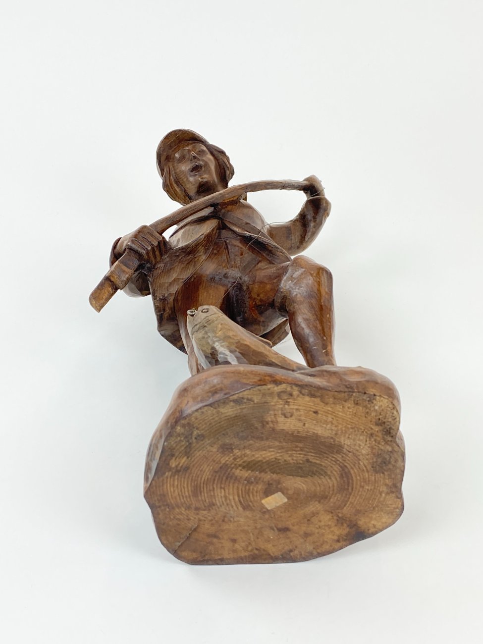 HN1497-kitokios-skulpturos-9 Medinė statula “Žvejys” 15x18x40 cm