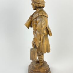 Medinė vyro su ragu ir žibintu statula 16x19x47 cm