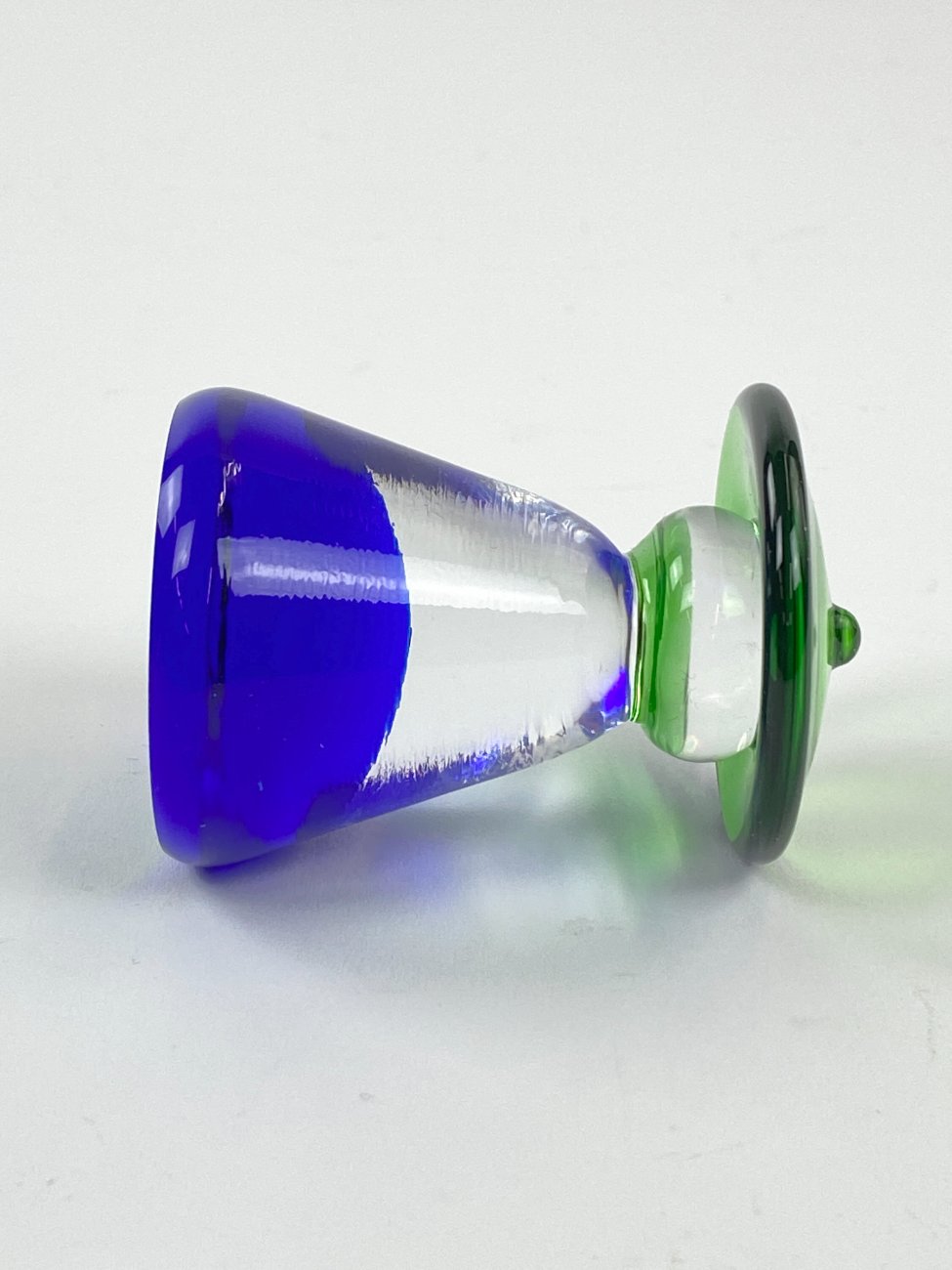 HN1501-stiklines-skulpturos-3 Spalvoto stiklo šachmatų figūra 5x5x7 cm