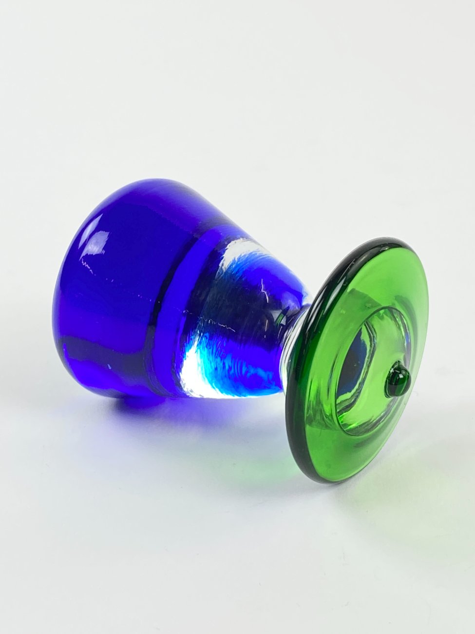 HN1501-stiklines-skulpturos-7 Spalvoto stiklo šachmatų figūra 5x5x7 cm