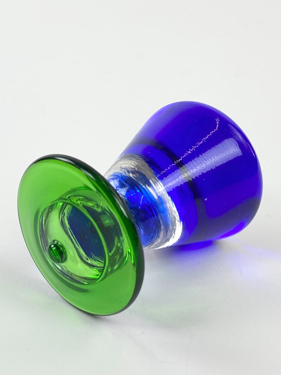 HN1501-stiklines-skulpturos-8 Spalvoto stiklo šachmatų figūra 5x5x7 cm