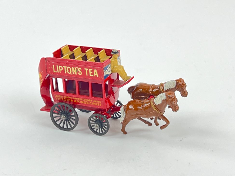 HN1504-figureles-2 Kolekcinė Lesney karietos su žirgais figūrėlė “Lipton’s Tea” 8×2,5×4,5 cm