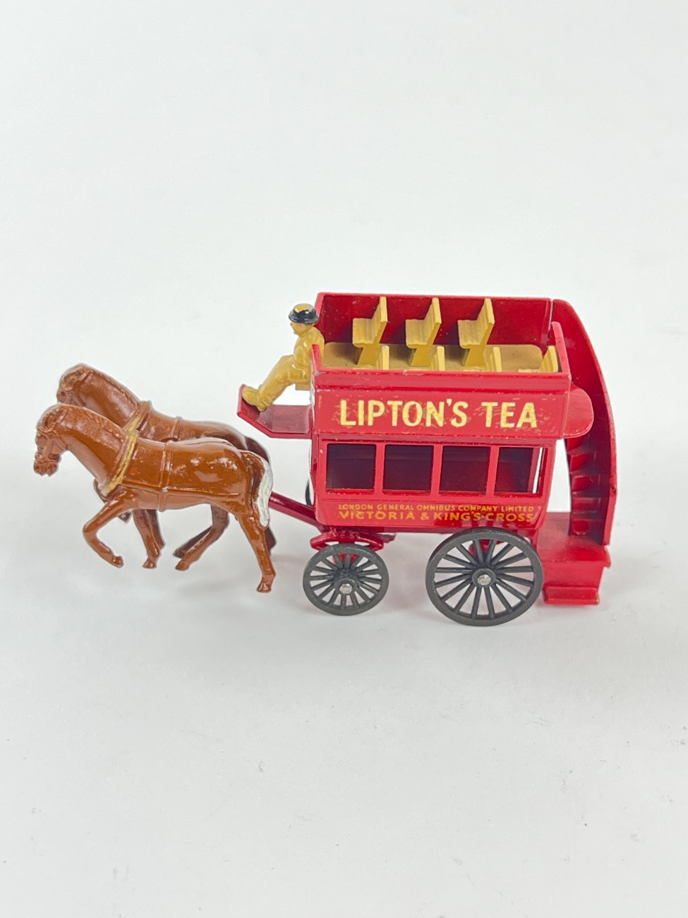 HN1504-figureles-5 Kolekcinė Lesney karietos su žirgais figūrėlė “Lipton’s Tea” 8×2,5×4,5 cm