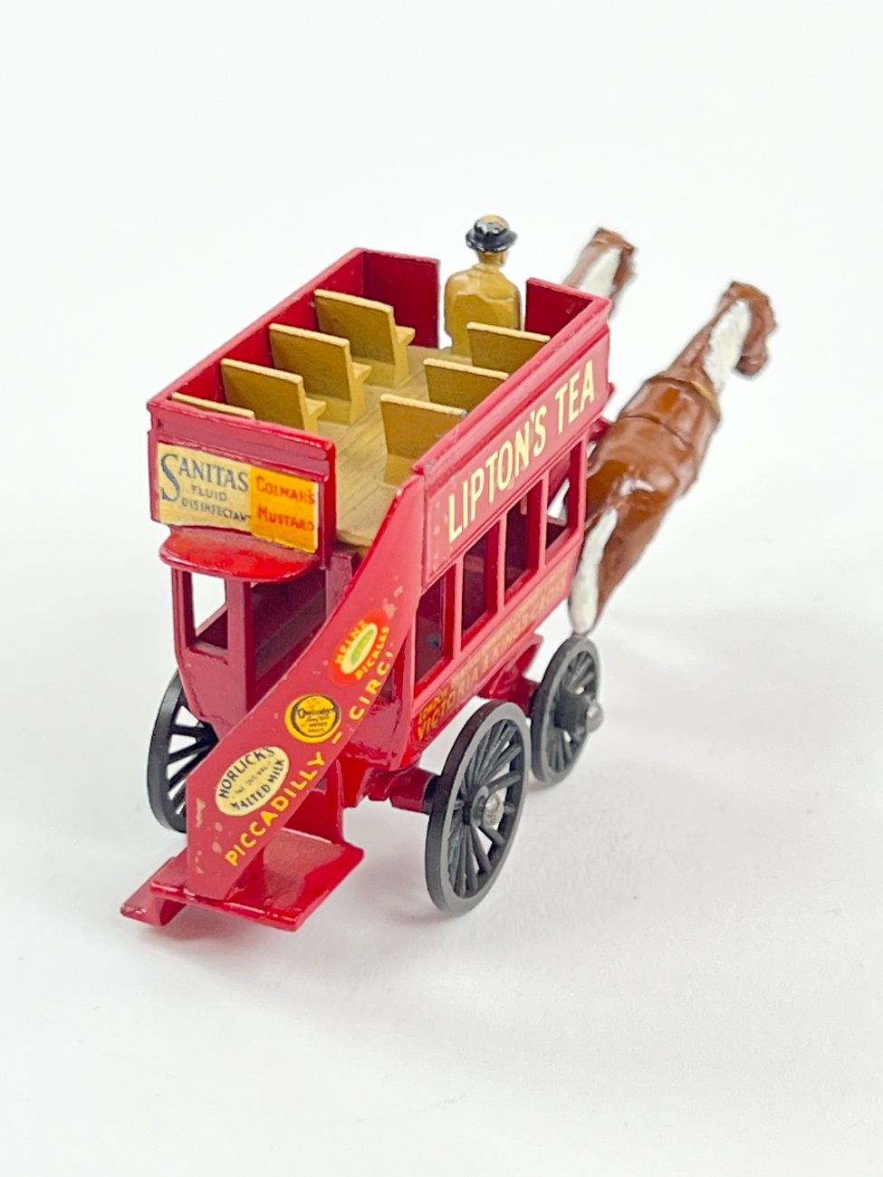 HN1504-figureles-7 Kolekcinė Lesney karietos su žirgais figūrėlė “Lipton’s Tea” 8×2,5×4,5 cm