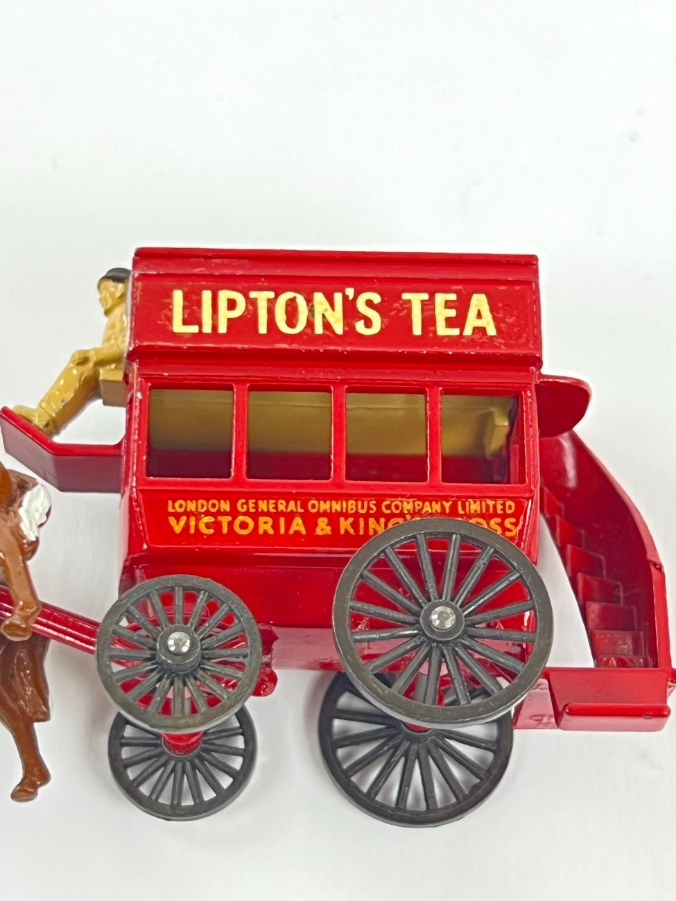 HN1504-figureles-9 Kolekcinė Lesney karietos su žirgais figūrėlė “Lipton’s Tea” 8×2,5×4,5 cm