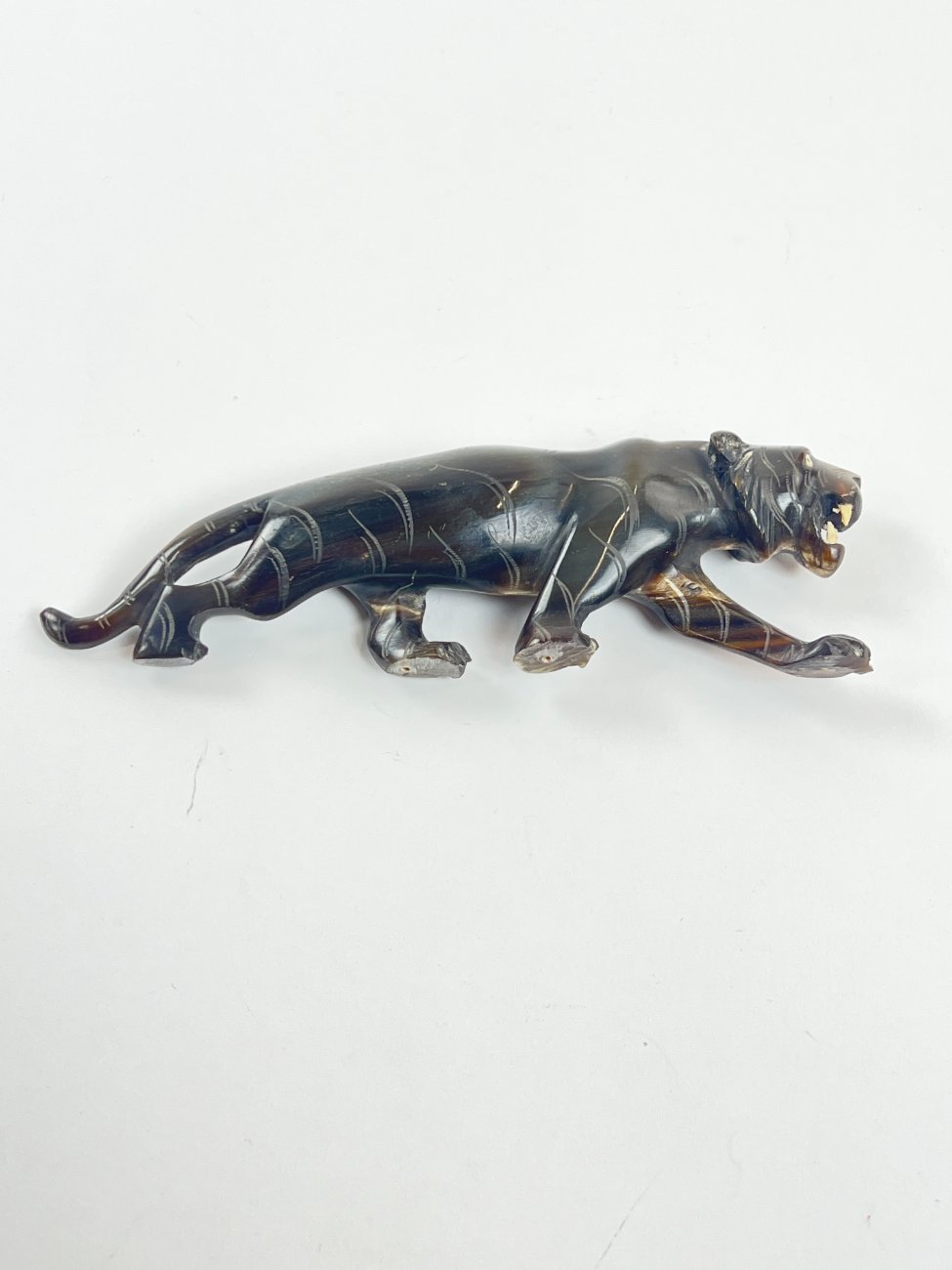 HN1506-kitokios-skulpturos-1 Tigro statula iš kaulo 15,5x2x5 cm