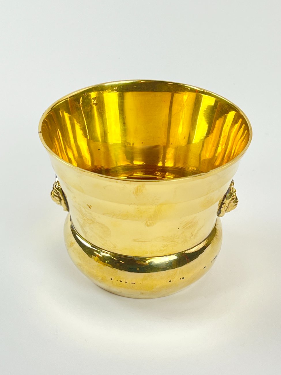 HN1507-vazonai-ir-vazos-1 Žalvarinis vazonas su liūtų galvų figūromis 13,5×13,5×11 cm