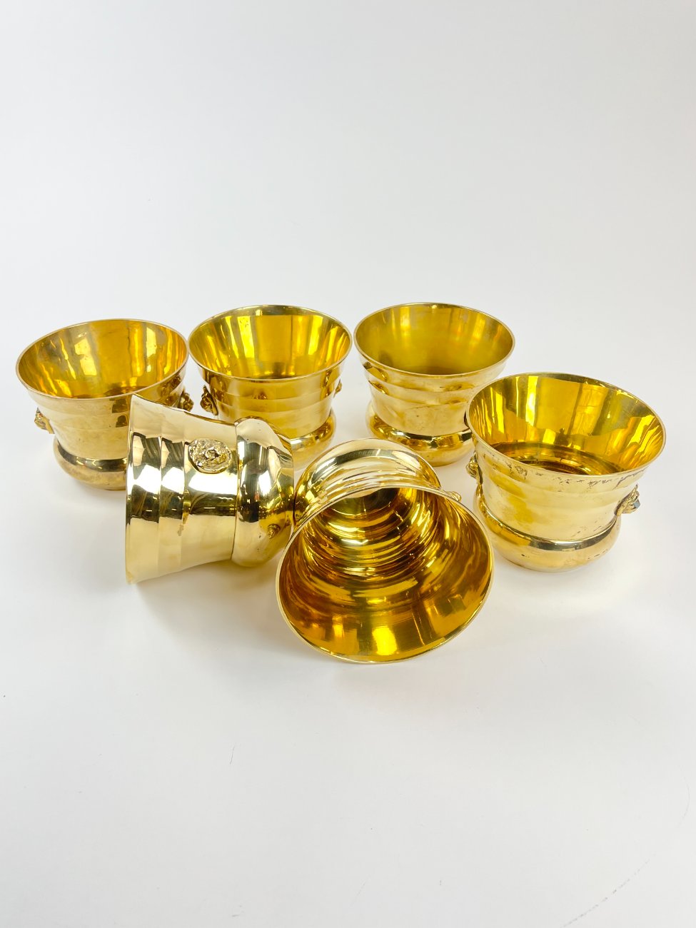 HN1507-vazonai-ir-vazos-11 Žalvarinis vazonas su liūtų galvų figūromis 13,5×13,5×11 cm