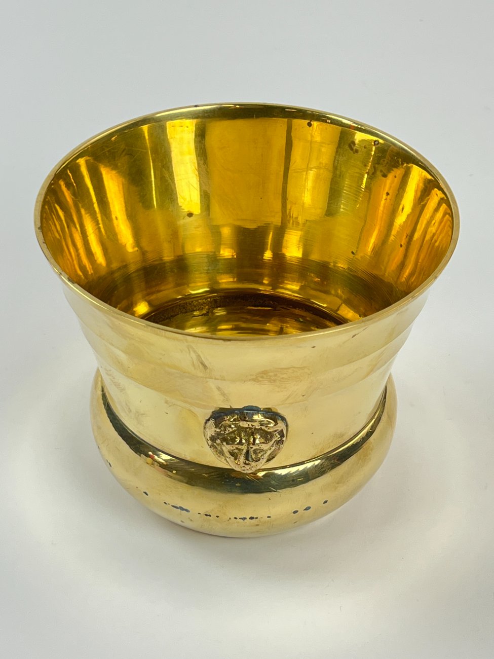 HN1507-vazonai-ir-vazos-4 Žalvarinis vazonas su liūtų galvų figūromis 13,5×13,5×11 cm