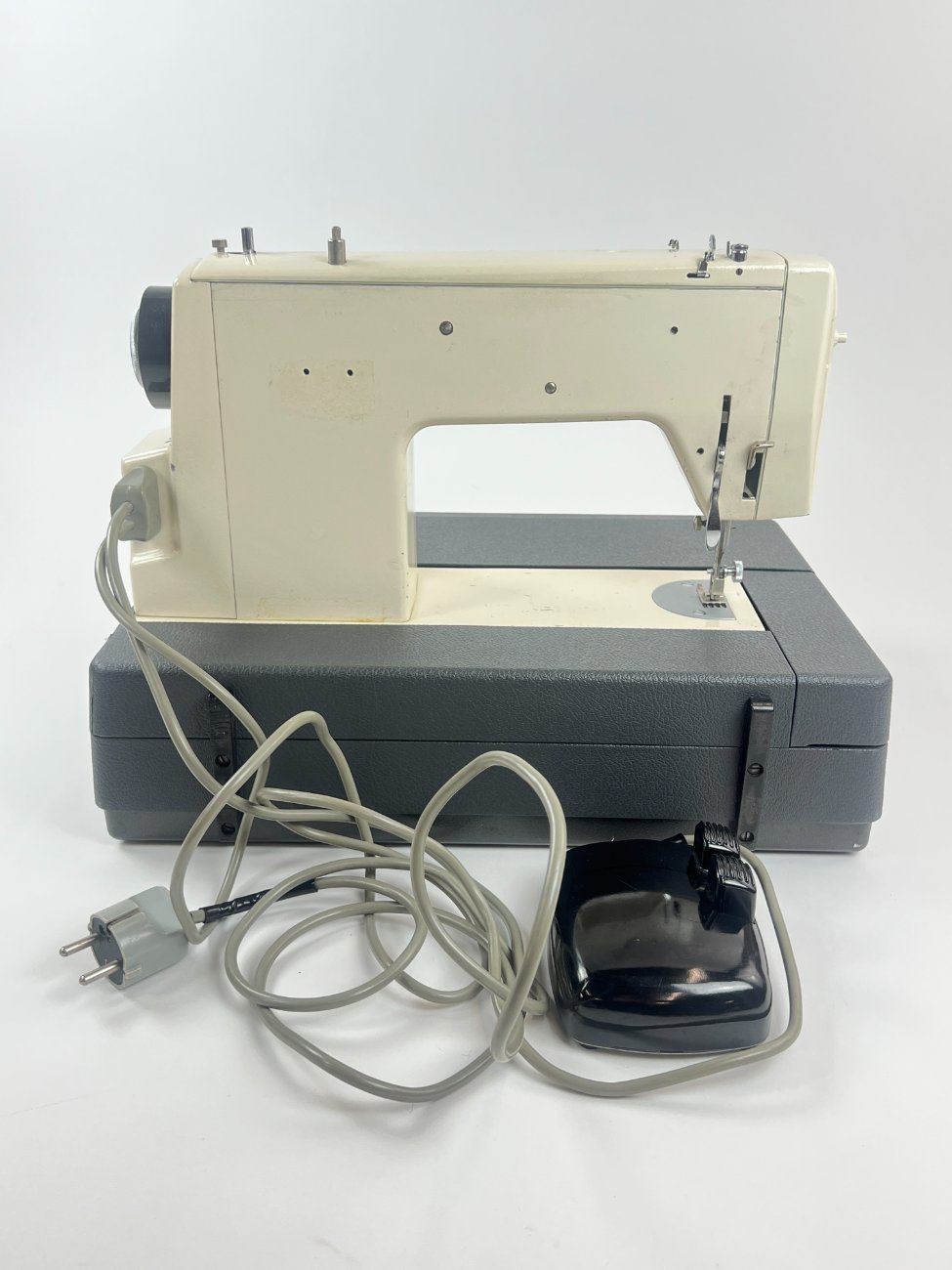 HN1514-siuvimo-masinos-10 Portable Star 2000 nešiojama siuvimo mašina 32,5×42,5×32 cm