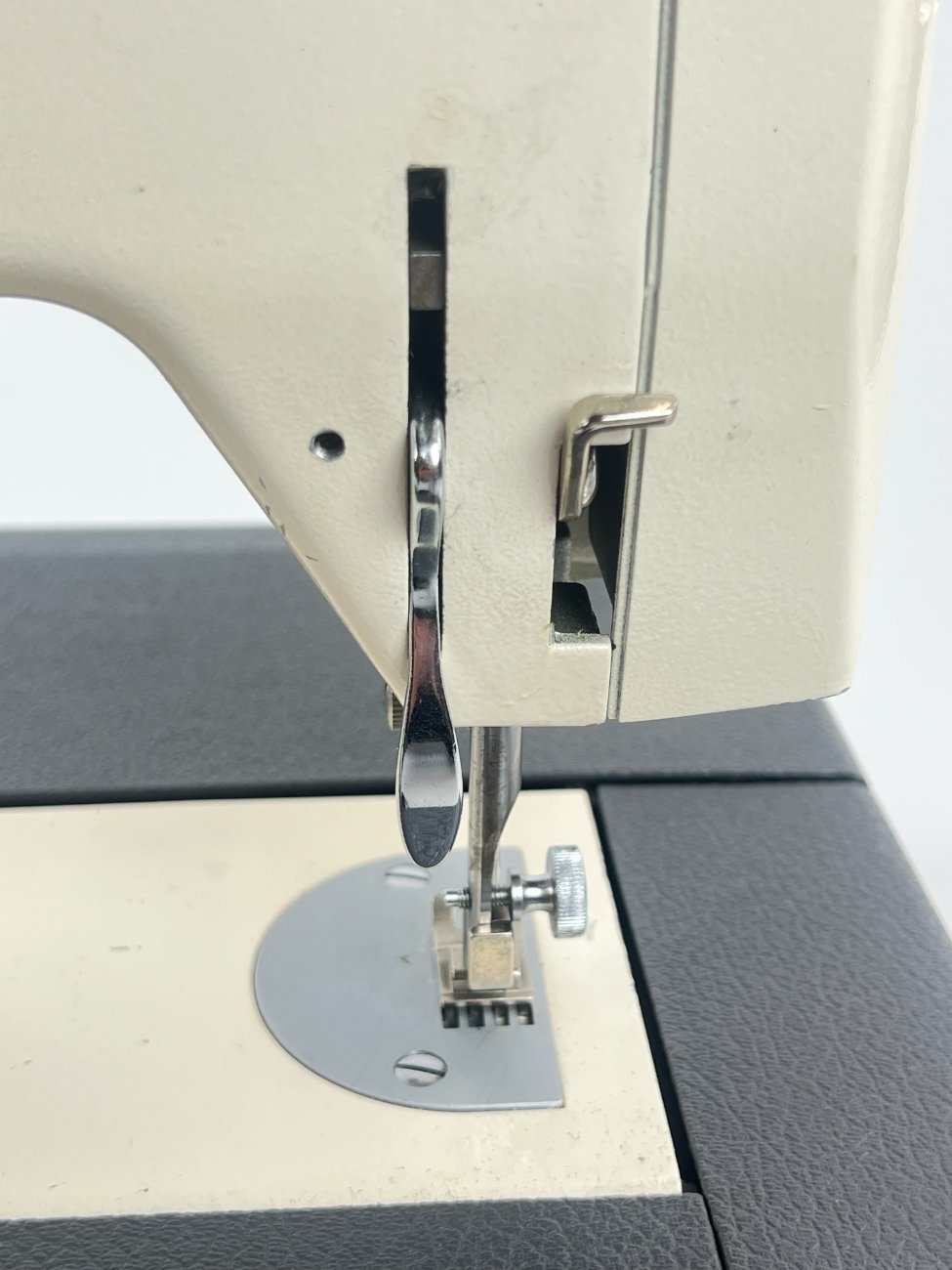 HN1514-siuvimo-masinos-11 Portable Star 2000 nešiojama siuvimo mašina 32,5×42,5×32 cm