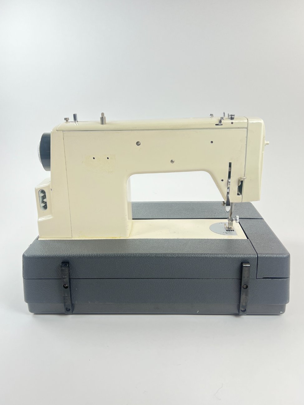 HN1514-siuvimo-masinos-9 Portable Star 2000 nešiojama siuvimo mašina 32,5×42,5×32 cm