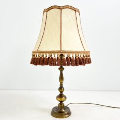 Žalvarinis stalinis šviestuvas tekstiliniu gaubtu rudais kutais 45x45x79,5 cm