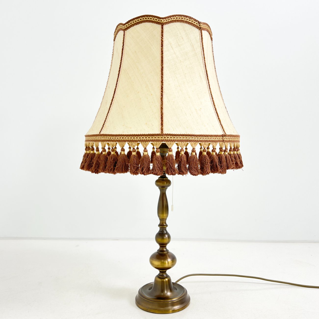 HN1520-staliniai-sviestuvai-0 Žalvarinis stalinis šviestuvas tekstiliniu gaubtu rudais kutais 45x45x79,5 cm