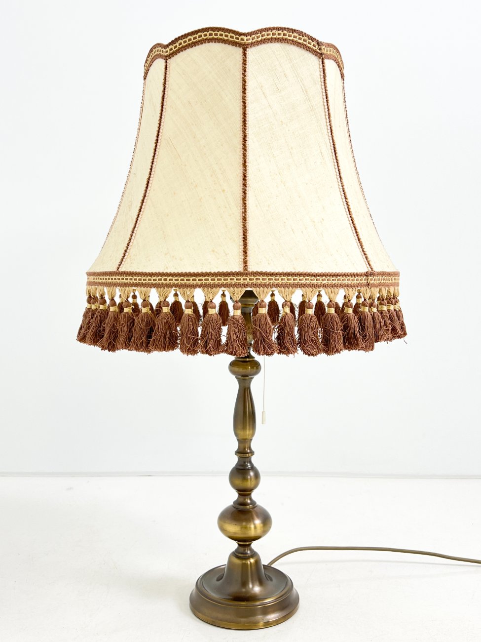 HN1520-staliniai-sviestuvai-1 Žalvarinis stalinis šviestuvas tekstiliniu gaubtu rudais kutais 45x45x79,5 cm